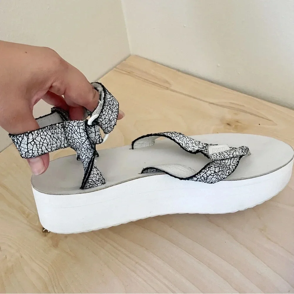 TEVA Cracked Distressed Platform Sandals Sz 9